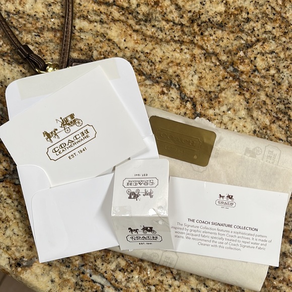 NWT. Coach Poppy wristlet - Picture 5 of 8